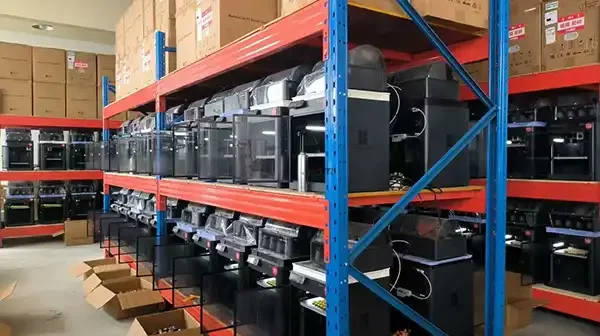 جولة داخل مزرعتنا من 220 طابعة: الإنتاج بالدفعات كما يعمل فعليًا